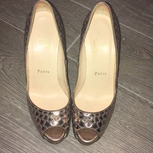 Christian louboutin gold scalloped pumps size 6 36